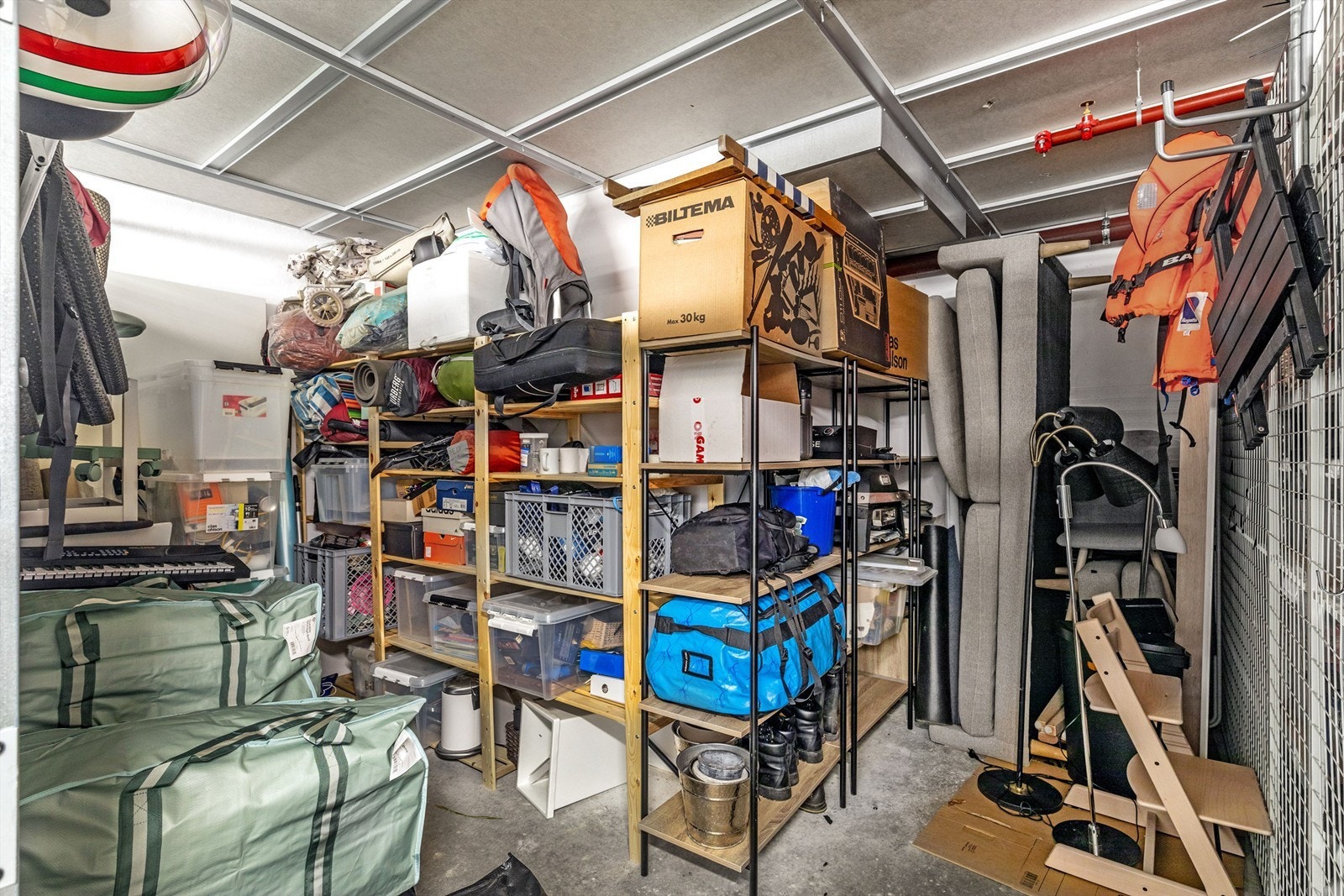 Meget romslig bod med praktisk hyllesystem Galleribilde