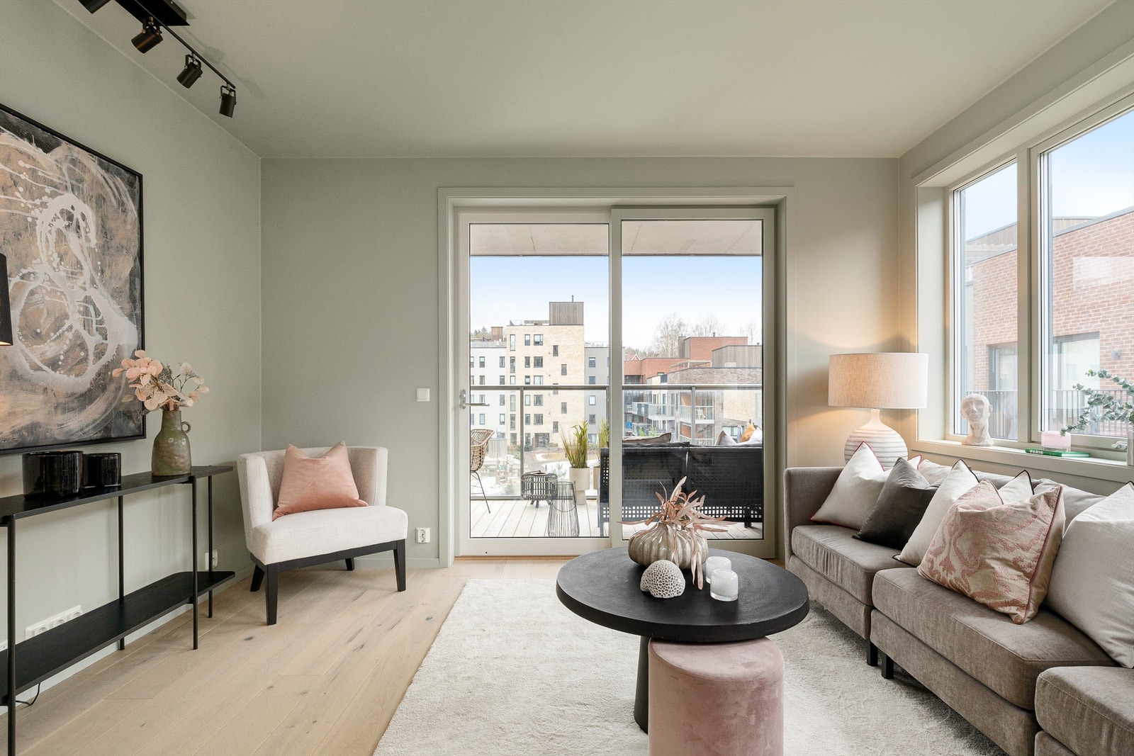 Fra stuen er det utgang til en solrik balkong på ca. 10 kvm Galleribilde