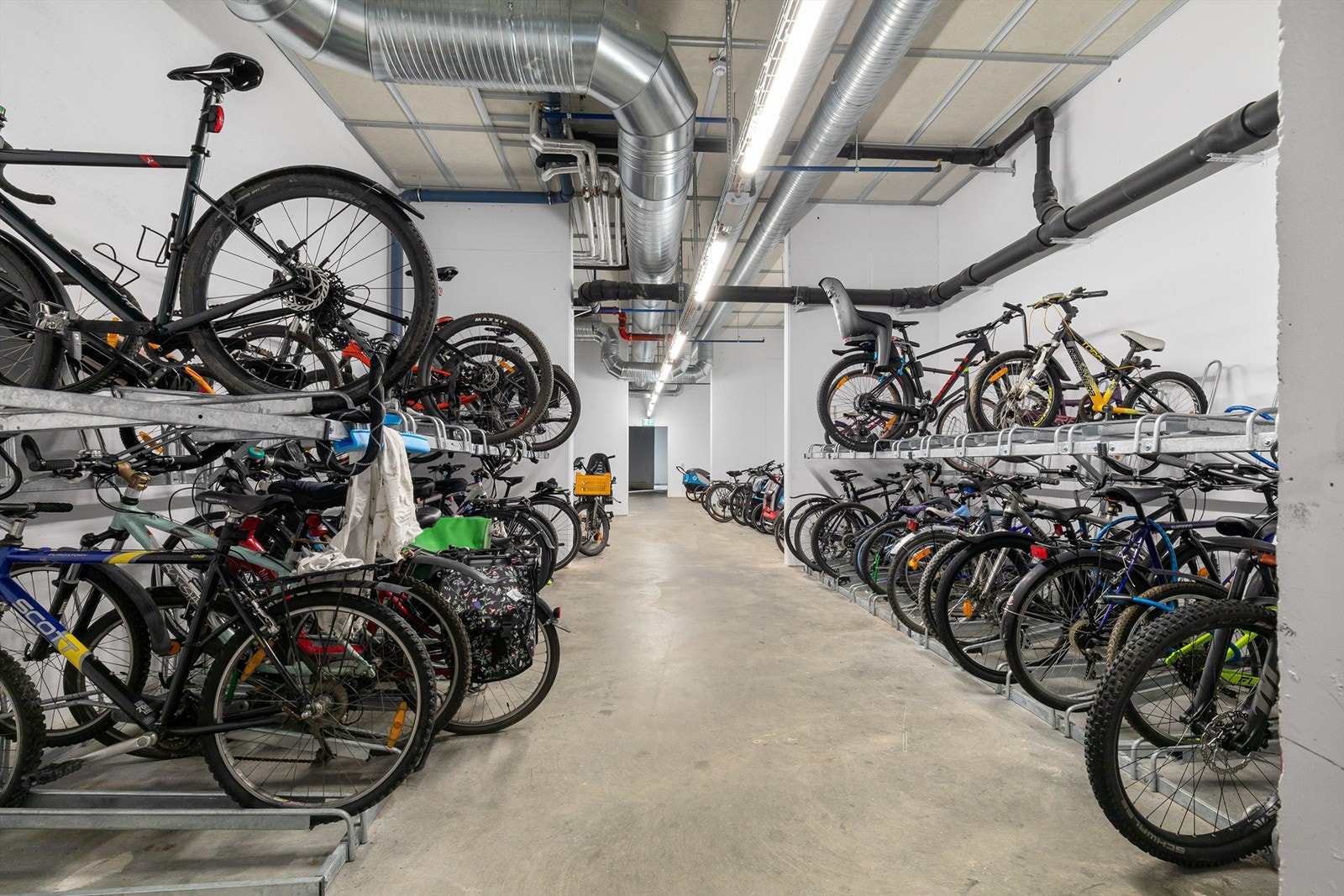 Stor sykkelbod med utgang ut i Frysjaveien. Galleribilde