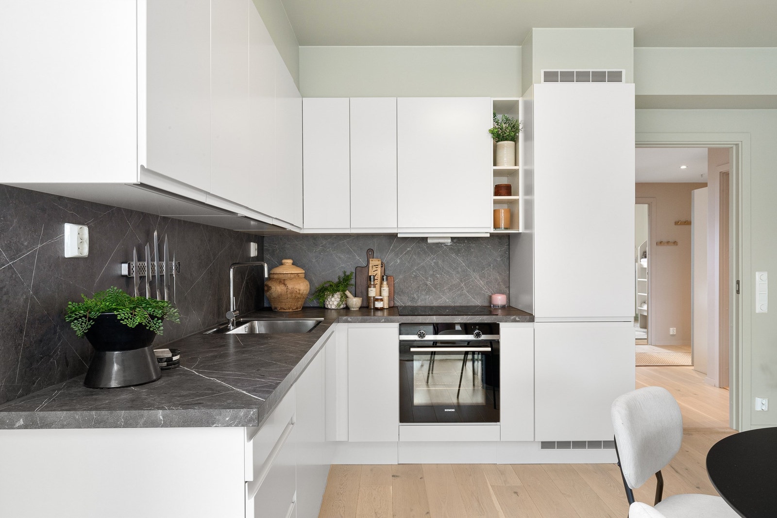 Slette lyse fronter med laminert benkeplate, integrerte hvitevarer Galleribilde