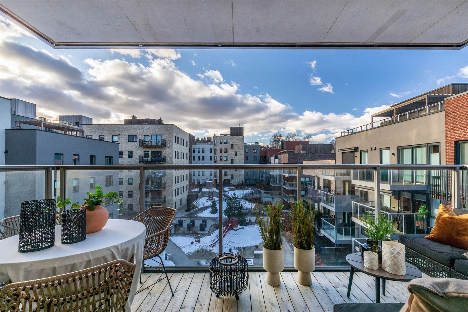 Romslig balkong med gode solforhold Galleribilde