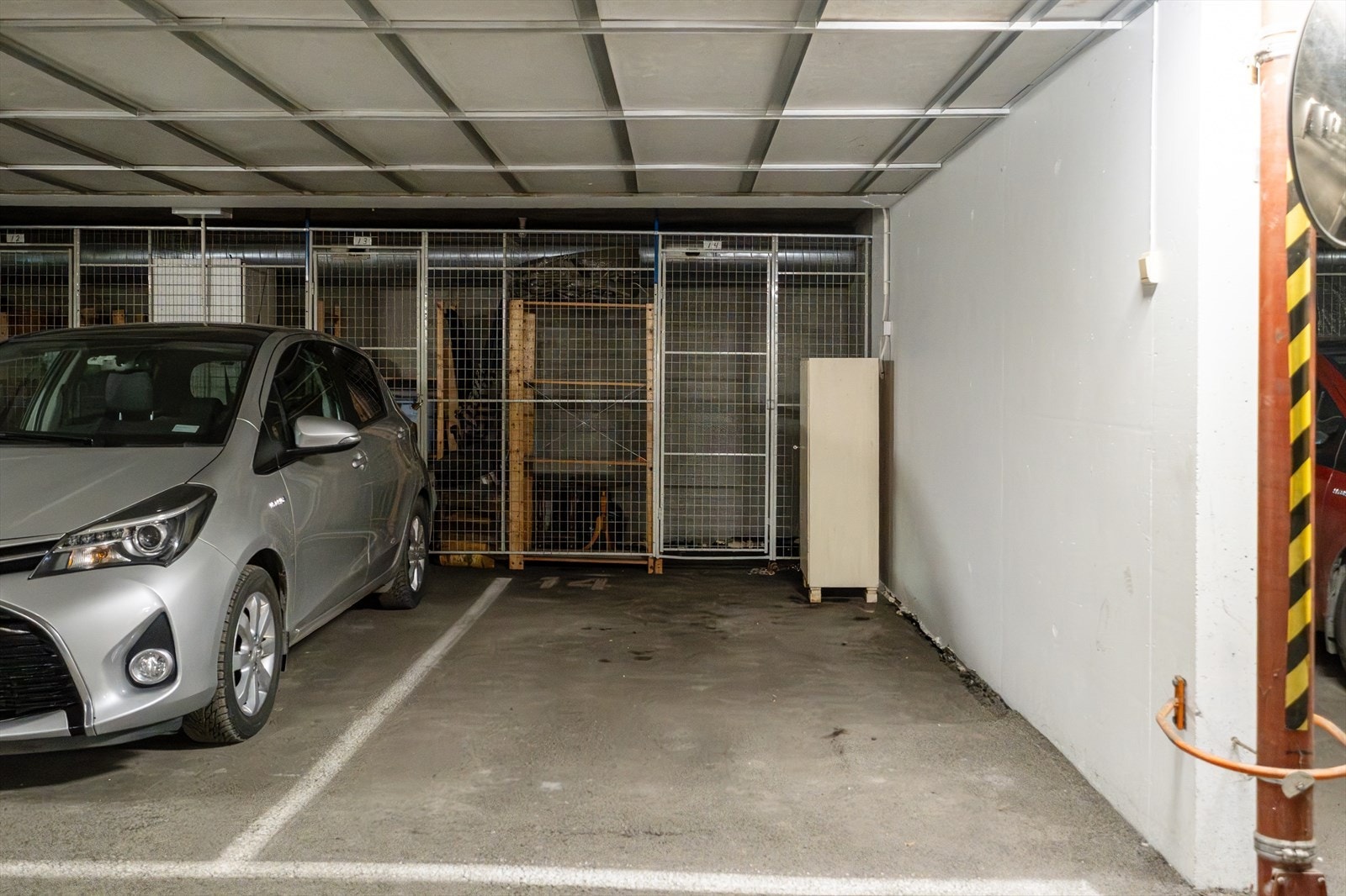 Det et bod bak begge plassene, samt lagt opp strøm til el-bil lader på begge plassene Galleribilde