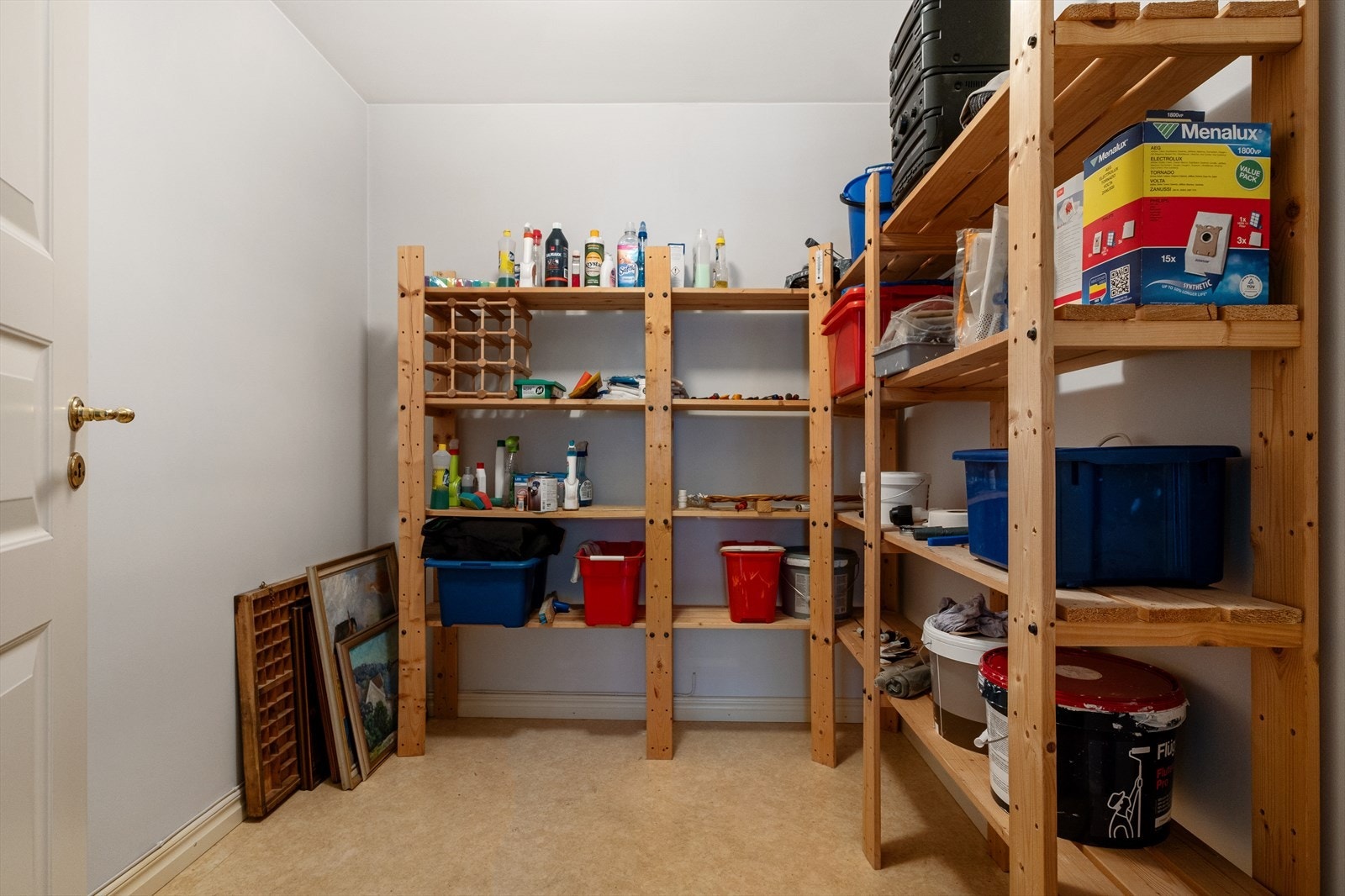Den innvendig boden på hele 5,25 m² er meget praktisk og gir godt med lagringsplass Galleribilde
