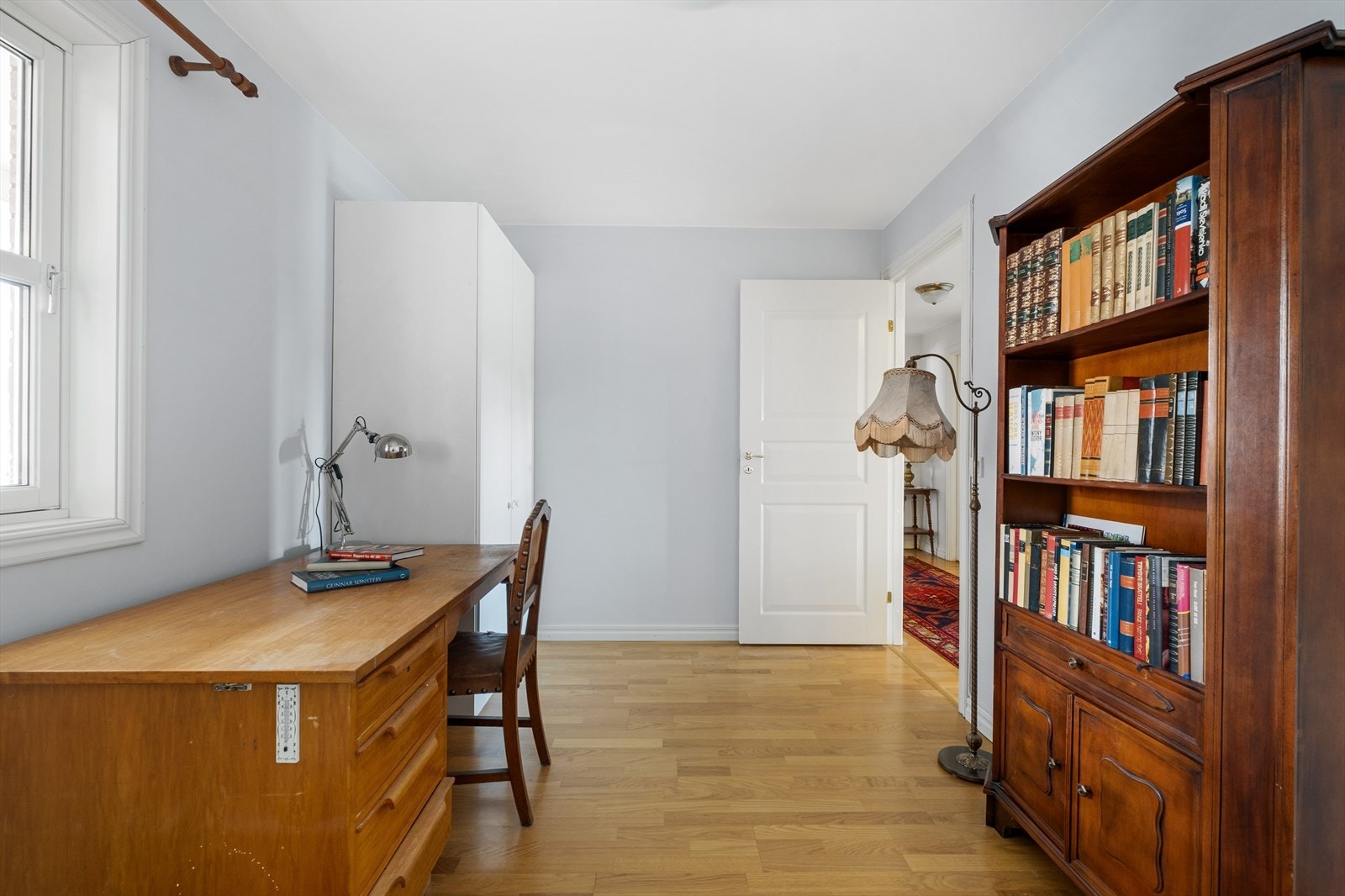 Det er god plass til seng, nattbord, garderobe og skrivebord på begge rommene Galleribilde