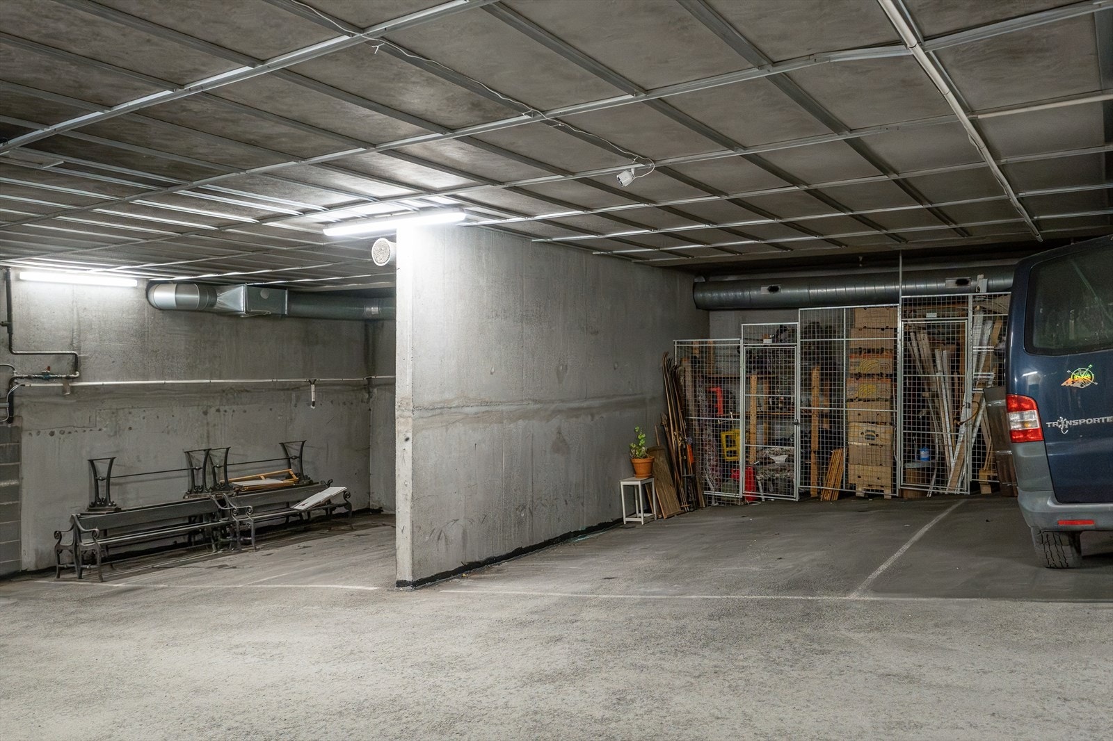 Det medfølger 2 garasjeplasser som måler 360 cm og 220 cm i bredden Galleribilde