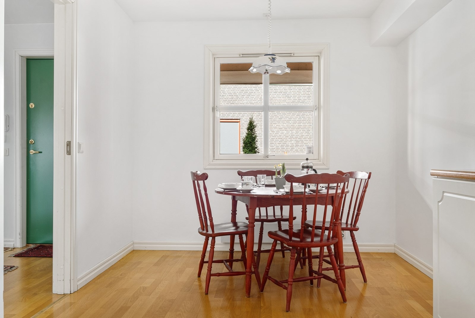 Det er god plass til et koselig frokostbord på kjøkkenet Galleribilde