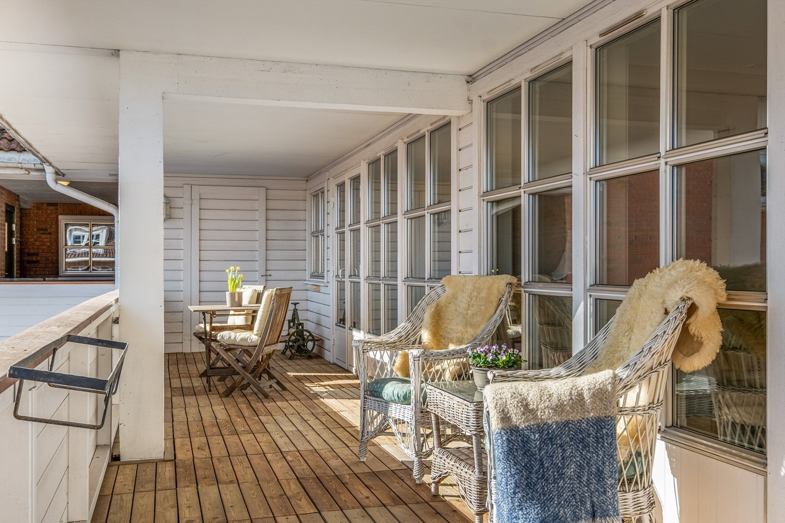 Her er det god plass til flere sittegrupper og godt med lagring i 2 boder i hver ende av verandaen Galleribilde