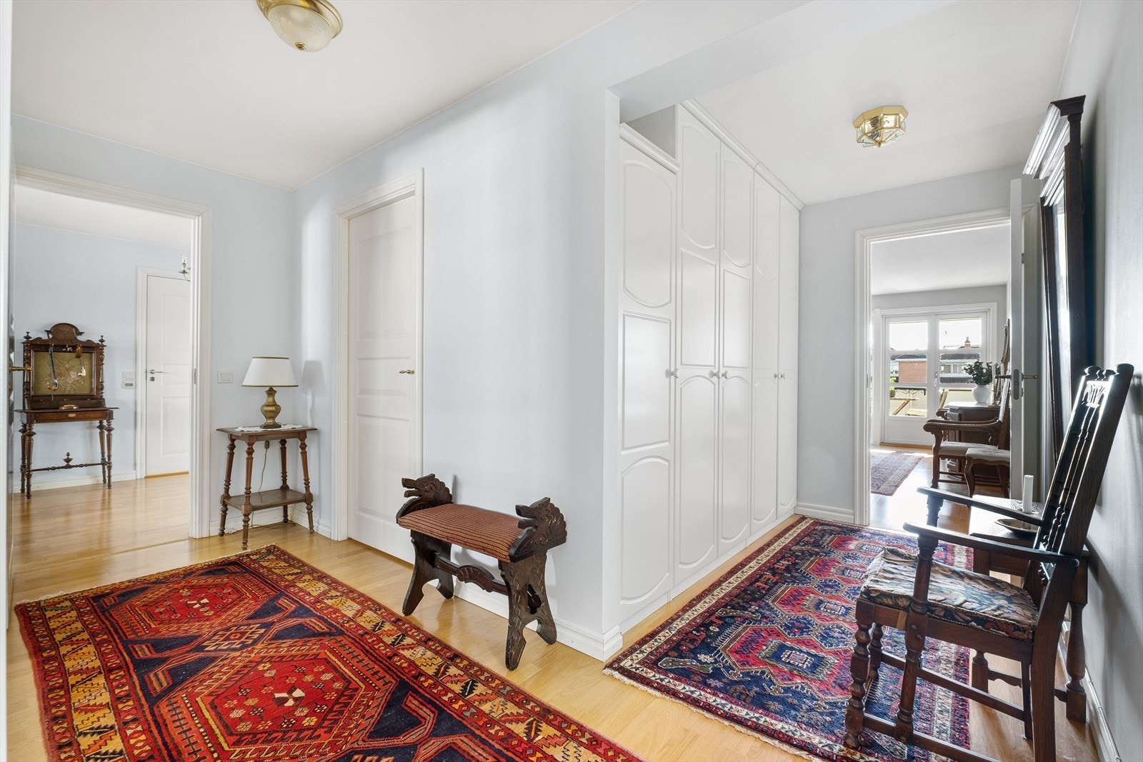 Soveromsavdeling knyttes sammen av en romslig gang, med tilgang til innvendig bod - det er godt med plass til klær m.m. i garderobeskap i gangen Galleribilde