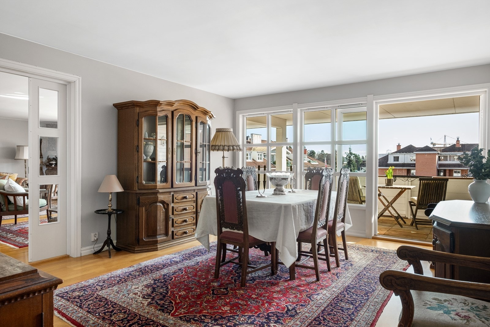 Fra stuen kommer man til en flott og lys spisestue Galleribilde