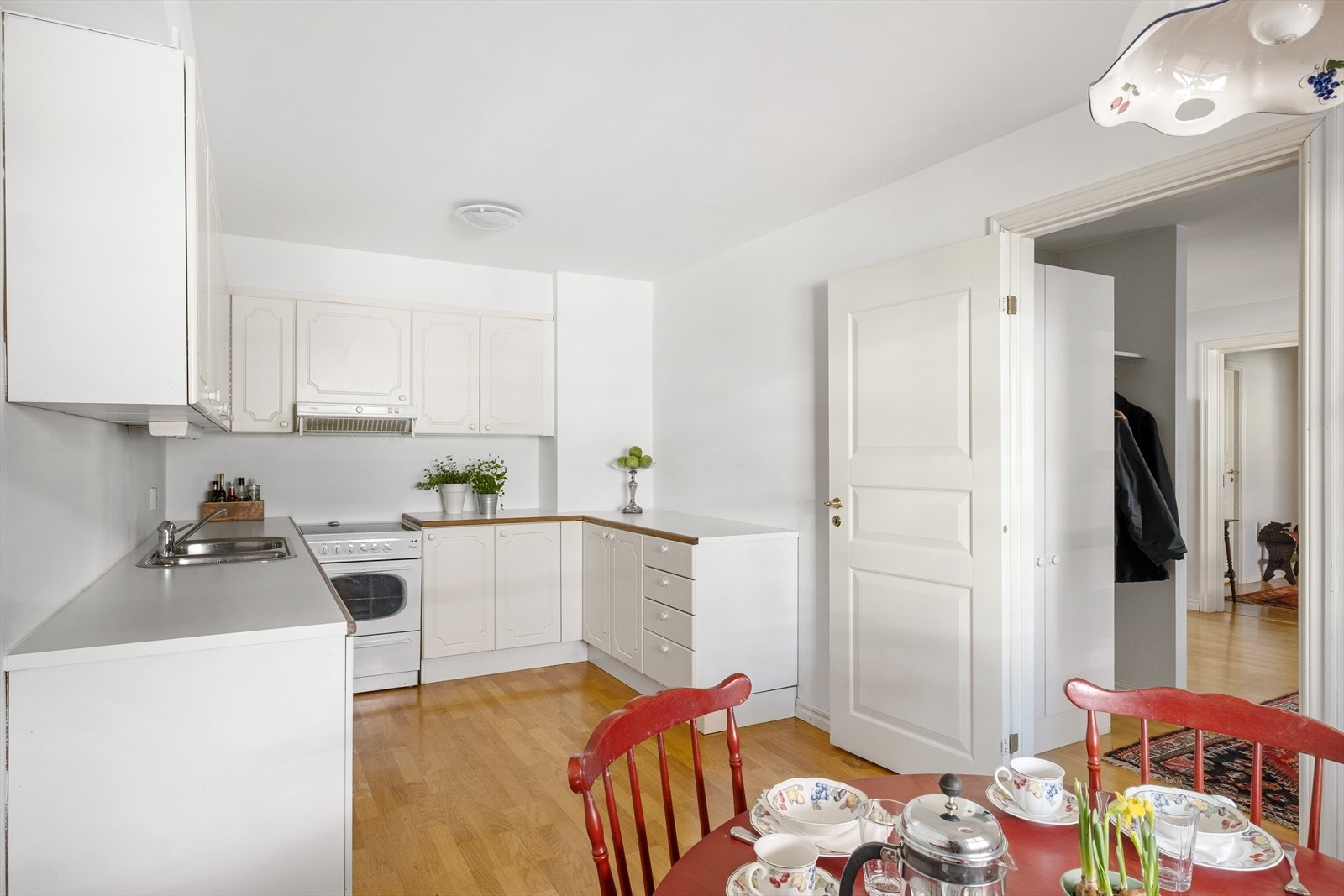 Kjøkkenet har følgende hvitevarer: stekeovn med platetopp fra Elto, oppvaskmaskin fra Miele og ovtrekksvifte fra Flexit tilkoblet sentral luftesystem Galleribilde