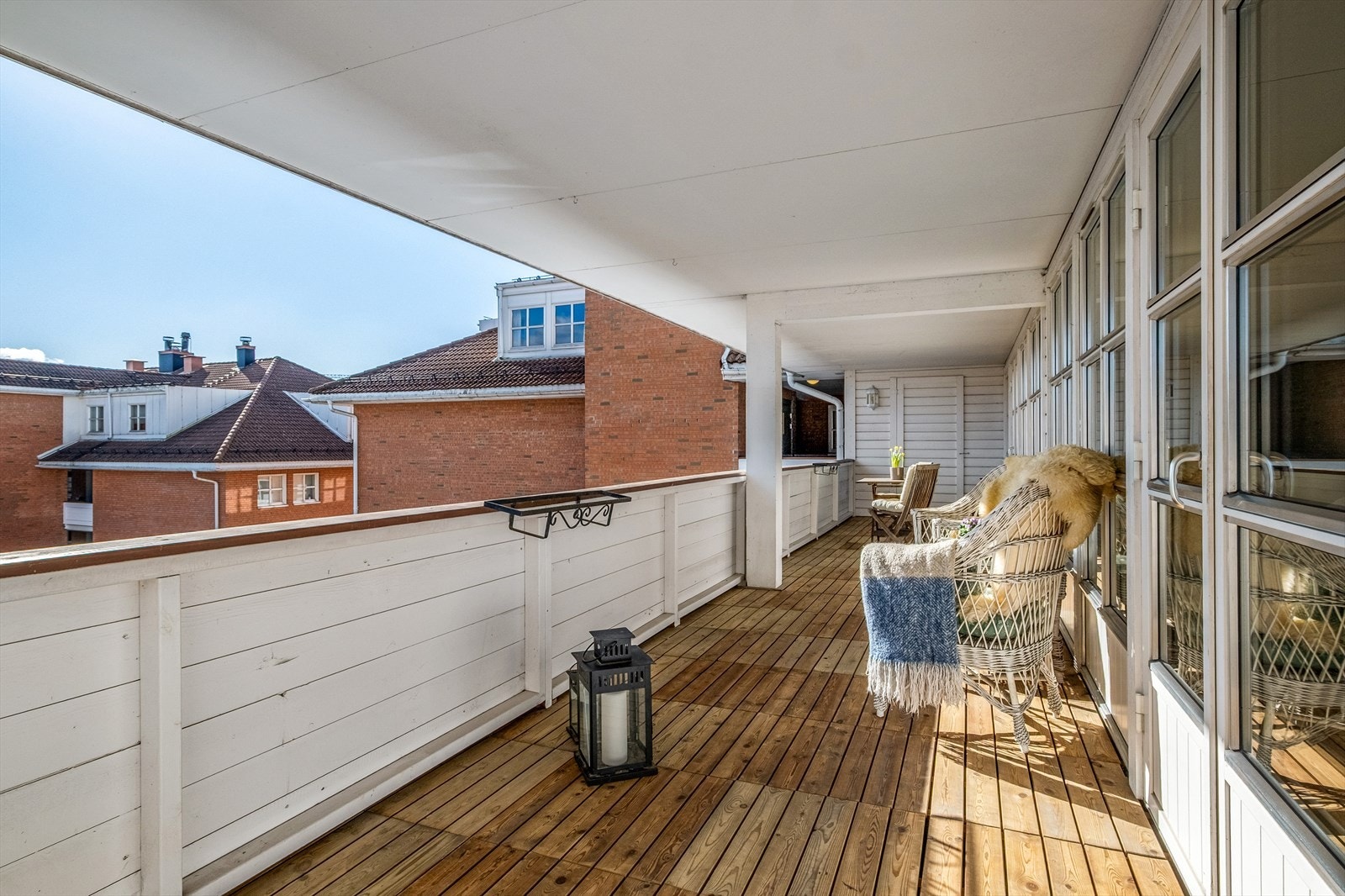 Fra stuen og spisestuen er det adkomst til en flott og overbygget veranda på hele 24 m² Galleribilde