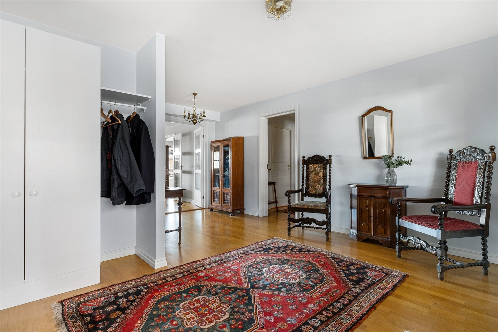 I entreen er det rikelig med plass til å henge og sette fra seg yttertøy samt ønsket møblement Galleribilde