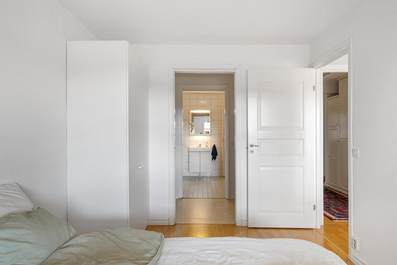 Fra soverommet er det direkte tilgang til eget Walk-in closet og videre tilgang til det ene badet Galleribilde