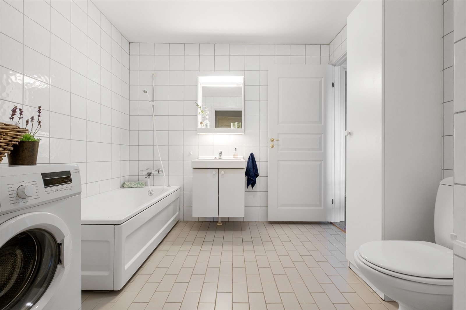 Badet med adkomst fra både hovedsoverommet og gangen i soveromsavdeling - det er flislagte overflater og varme i gulvet Galleribilde