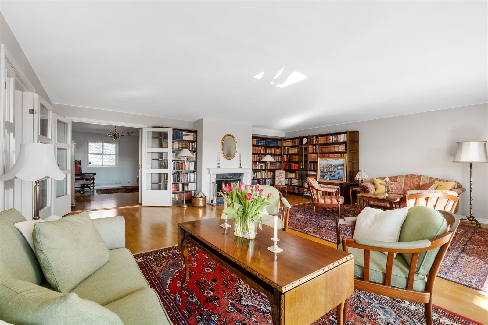 Videre kommer man til en svært lys og luftig stue Galleribilde