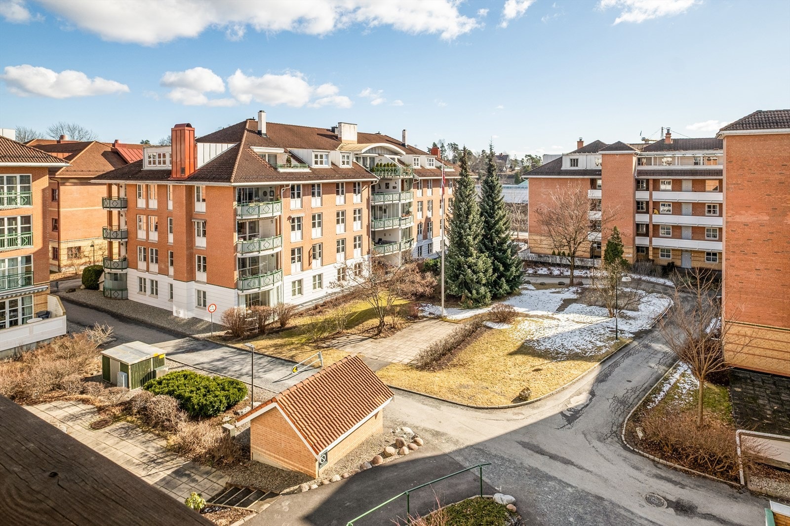 Fra verandaen er det pent utsikt utover nærområdet Galleribilde