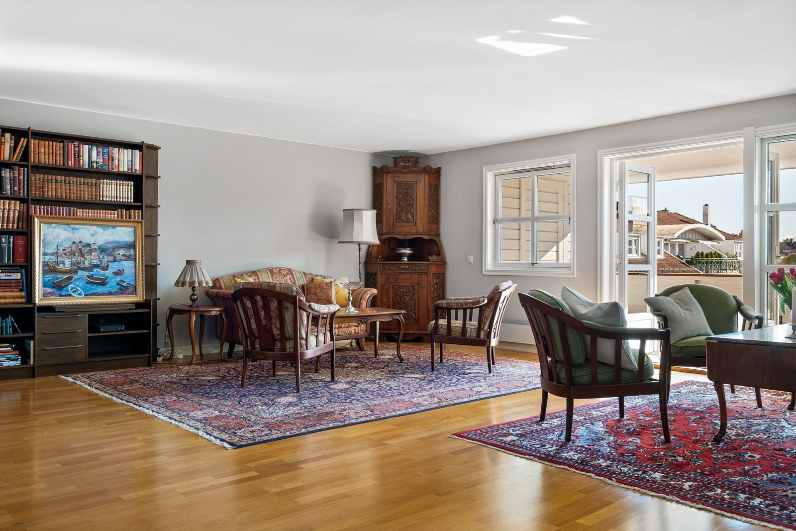 Stuen har store vindusflater, samt doble dører ut til sydvendt veranda som gir rikelig med naturlig lys Galleribilde