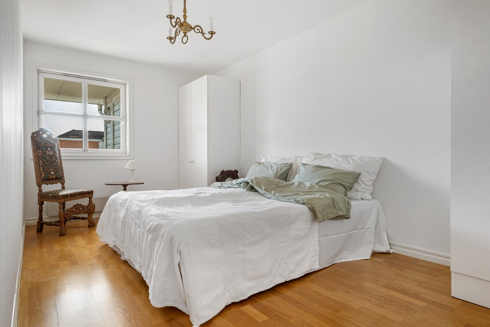 Hovedsoverommet er av god størrelse og har god plass til dobbeltseng, nattbord, garderobe og annet ønsket møblement Galleribilde