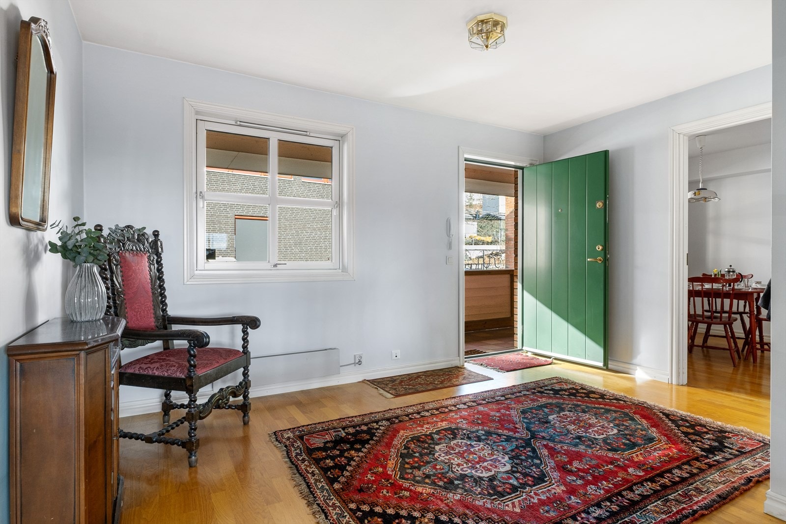 Velkommen inn til en lys, romslig og hyggelig entré/hall Galleribilde