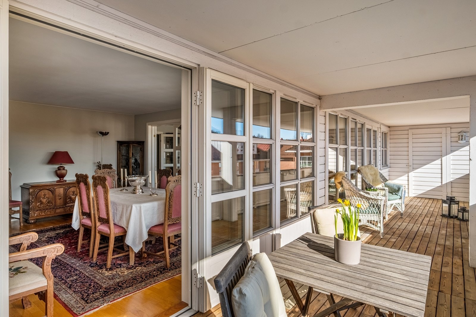 Fra spisestuen er det adkomst til verandaen gjennom doble verandadører Galleribilde