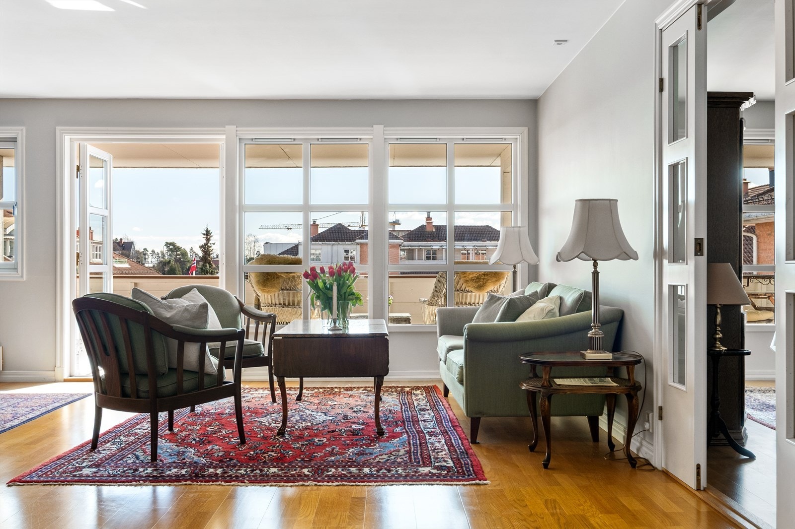 Leiligheten er nymalt i 2025 (vegger og tak), og fremstår lys og innbydende Galleribilde