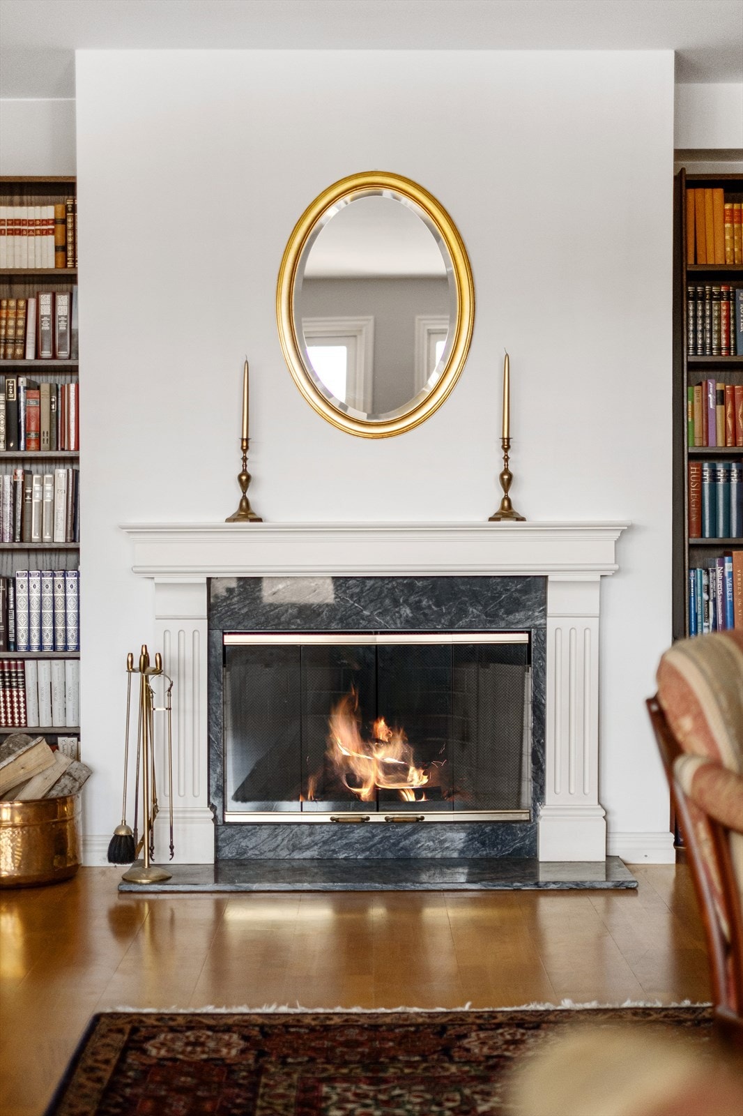 Det er installert en flott peis gir godt med varme Galleribilde