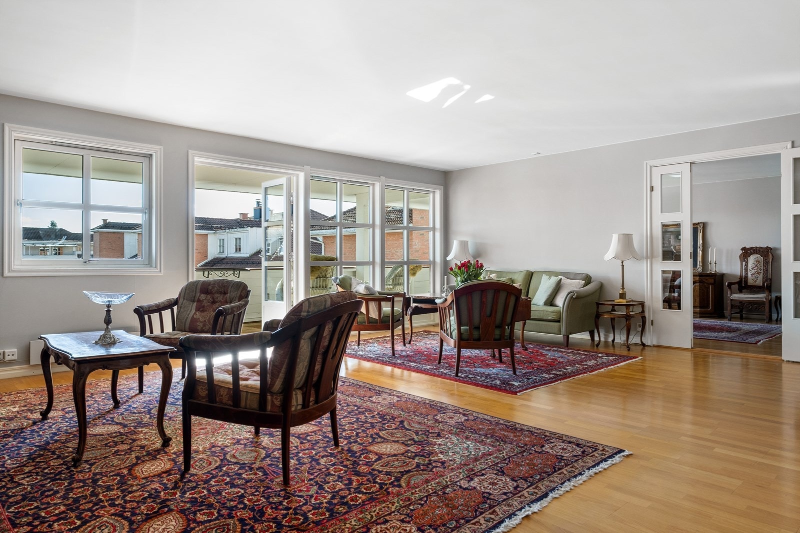 En gjennomgående, lys og flott 4-roms leilighet med stor veranda på hele 24 m², heis, peis, 2 garasjeplasser, m.m. Galleribilde