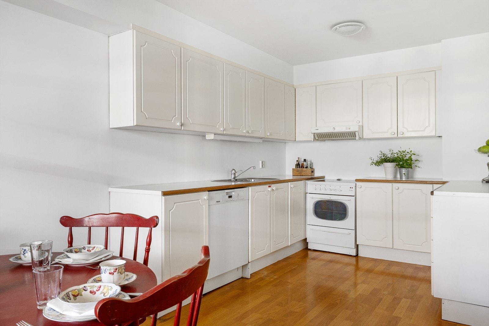 Kjøkkenet har adkomst fra entreen og har en god størrelse - innredning består av profilerte og lyse fronter Galleribilde