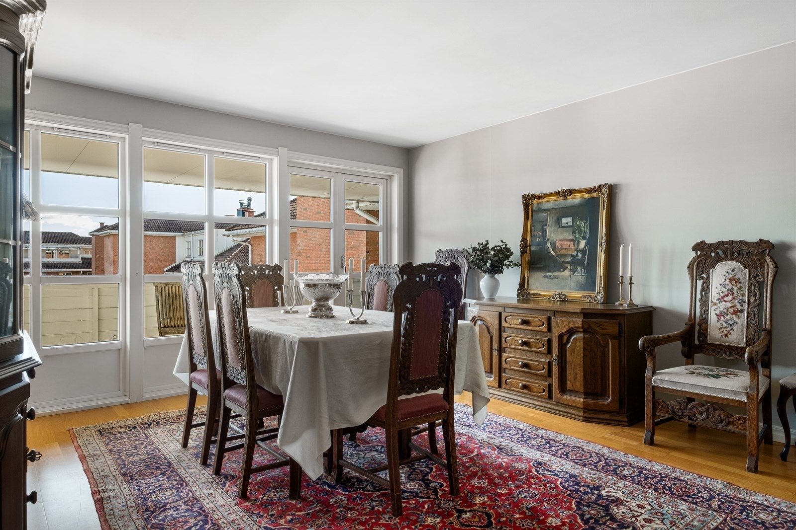 Her er det god plass til et stort spisebord, samt oppbevaringsmøblement Galleribilde