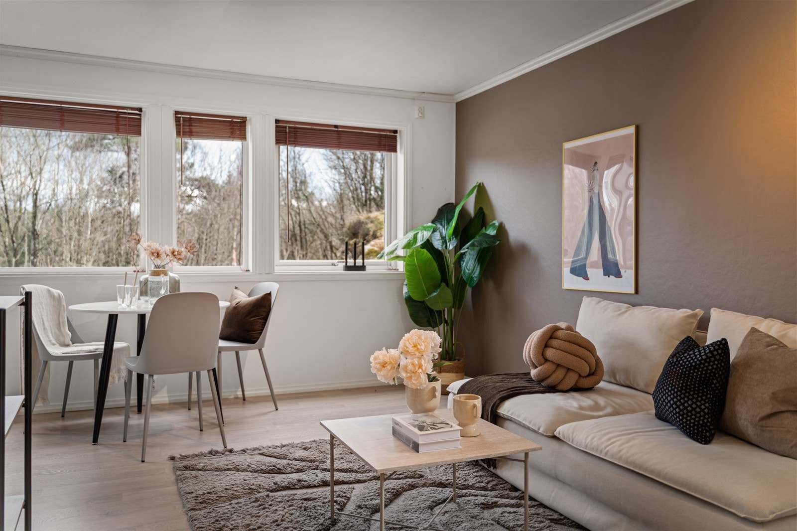 Stuen byr på god plass til både sofa- og spisegruppe Galleribilde