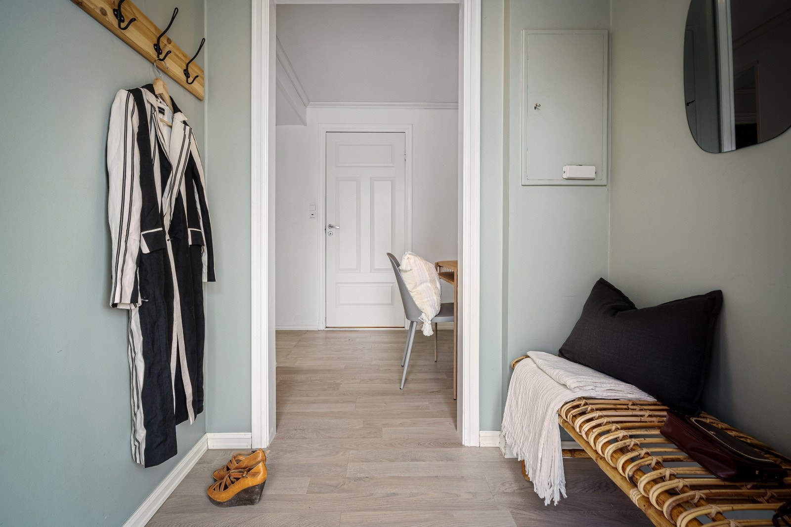 Lyst innredet gang med varmekabler Galleribilde
