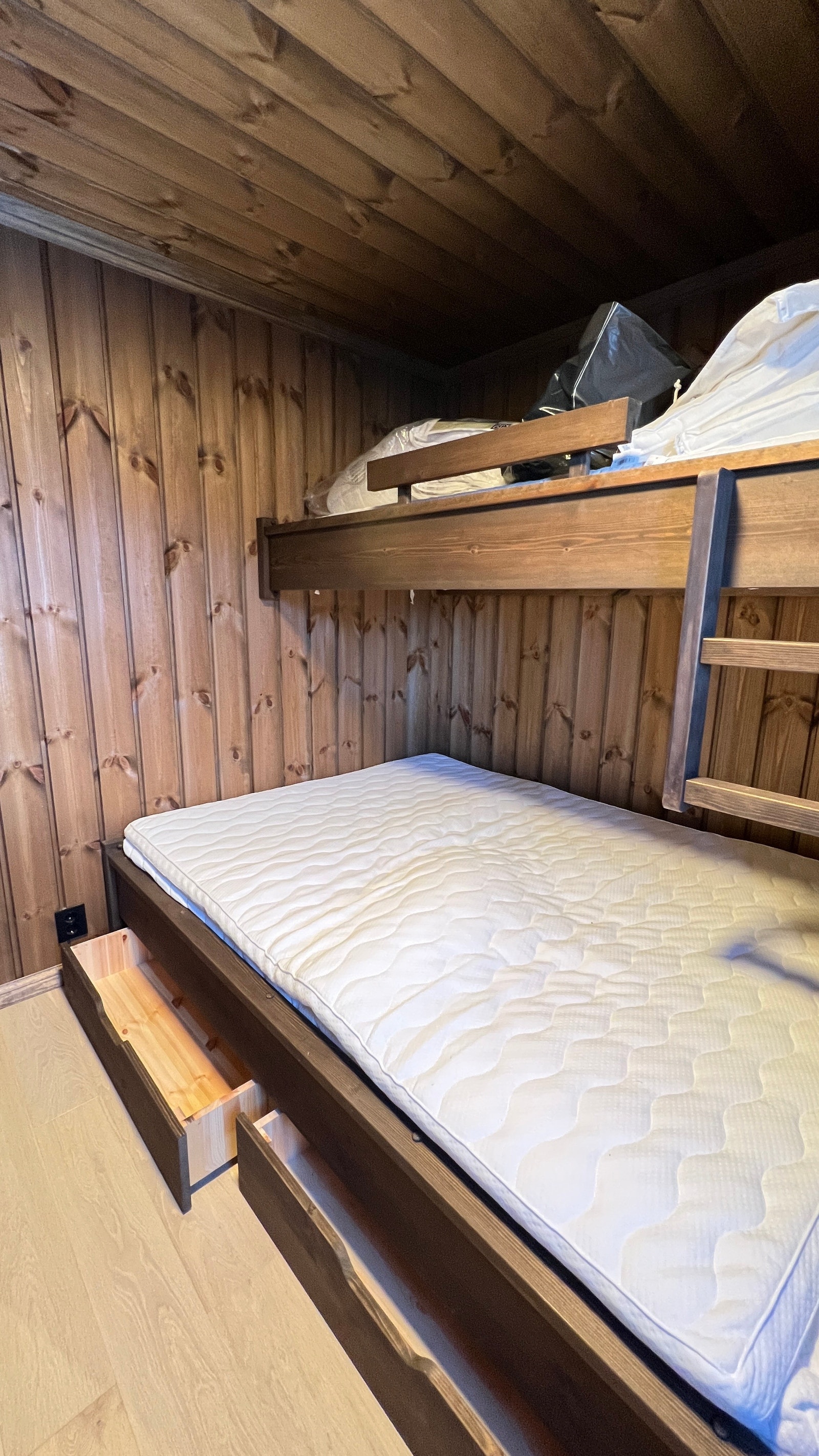 Vi leverer plassbygget senger. Kunde tilpasset farger. Galleribilde