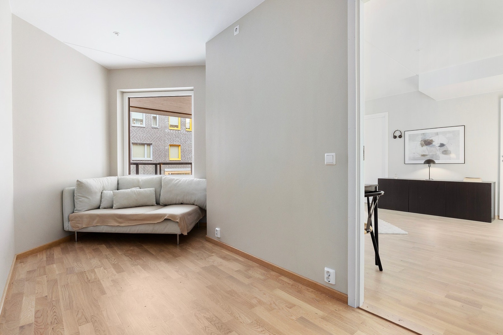 Et romslig soverom med stor vindusflate som slipper mye lys inn. Galleribilde