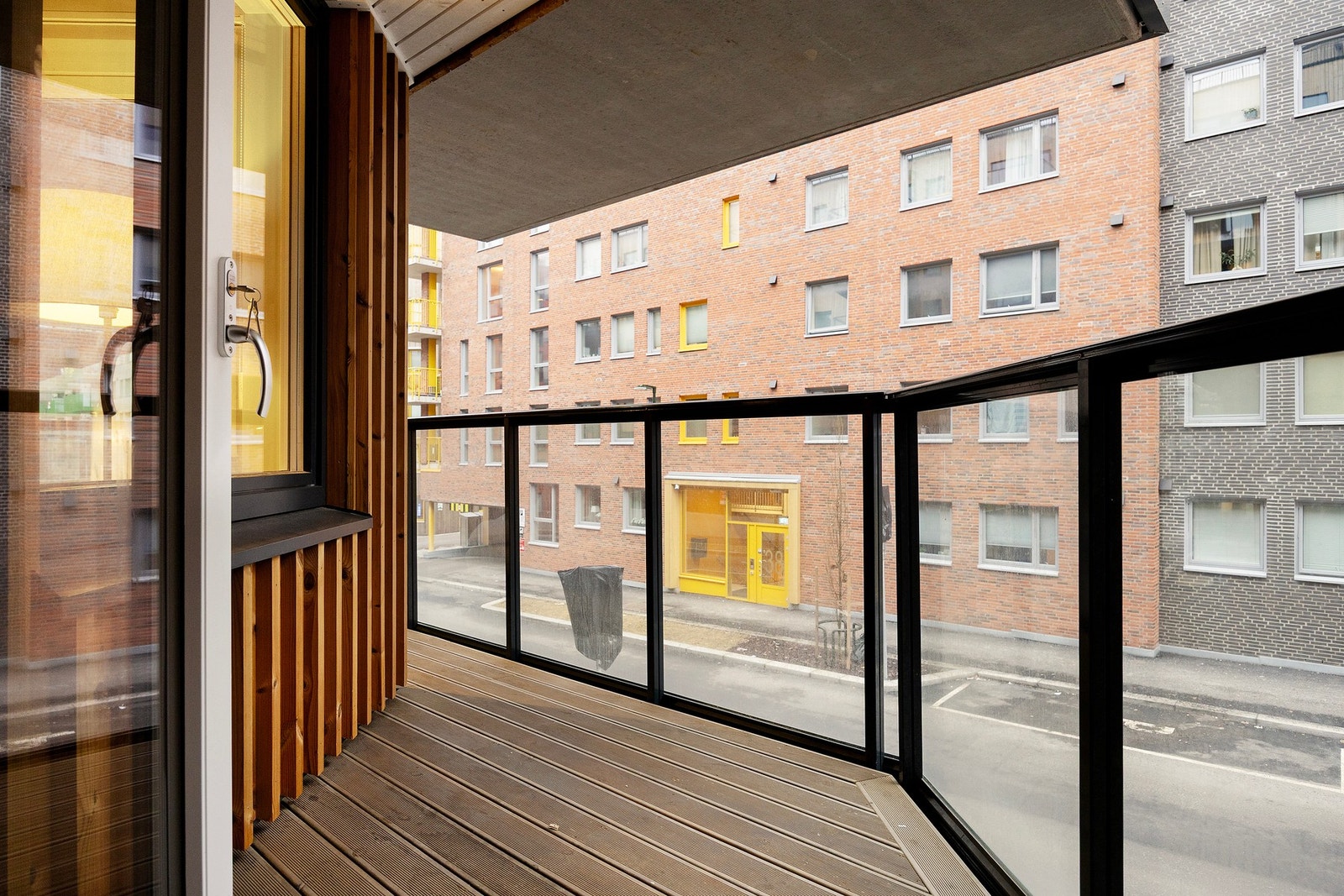 Her er det god plass til en trivelig sittegruppe, utegrill og beplantning. Galleribilde