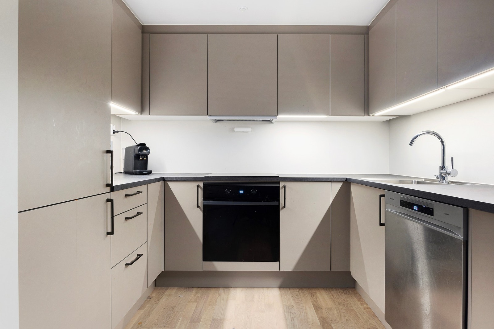 Kjøkkeninnredning fra 2024 med glatte fronter og benkeplate i laminat. Galleribilde