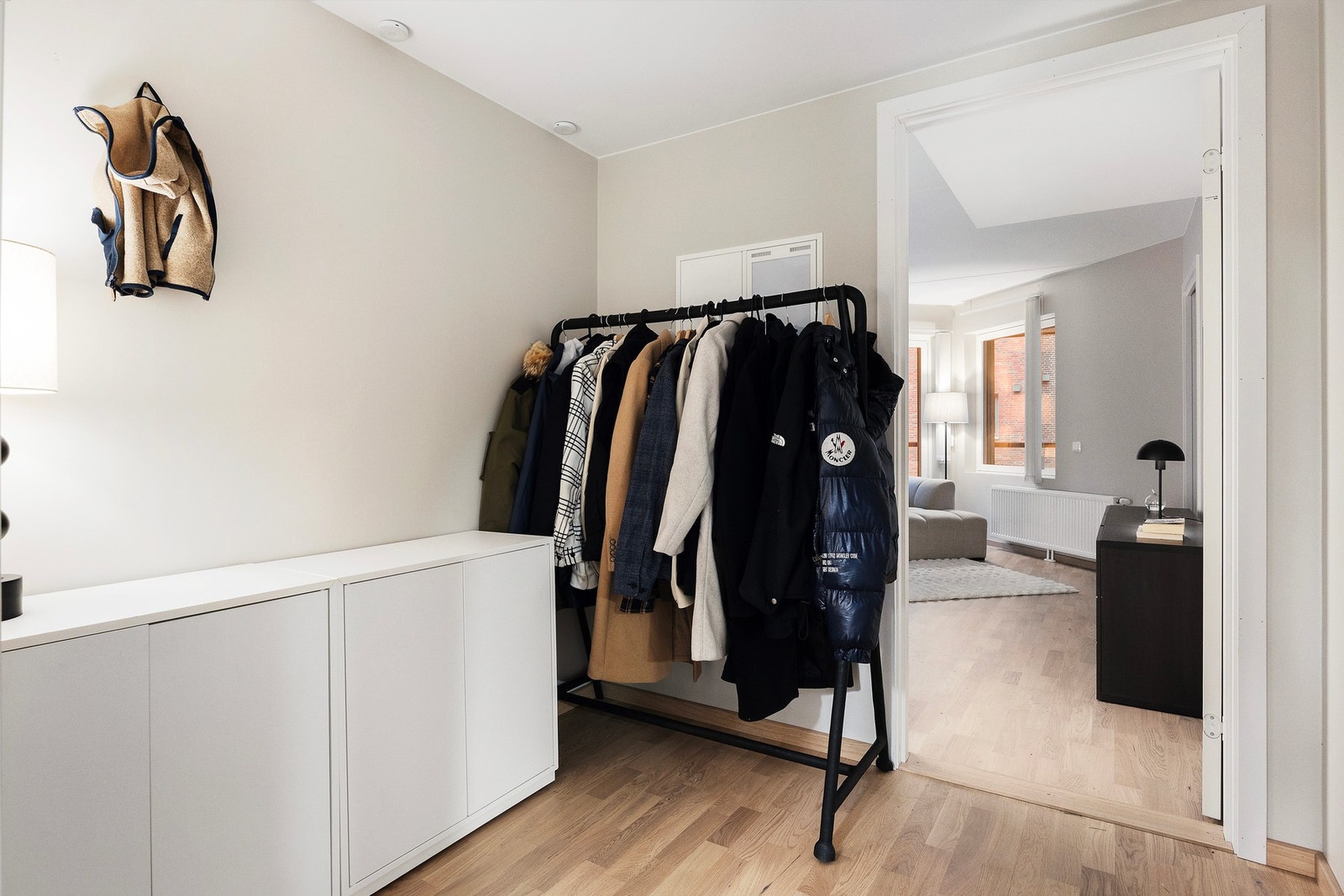 En stor entré med gode oppbevaringsmuligheter. Galleribilde