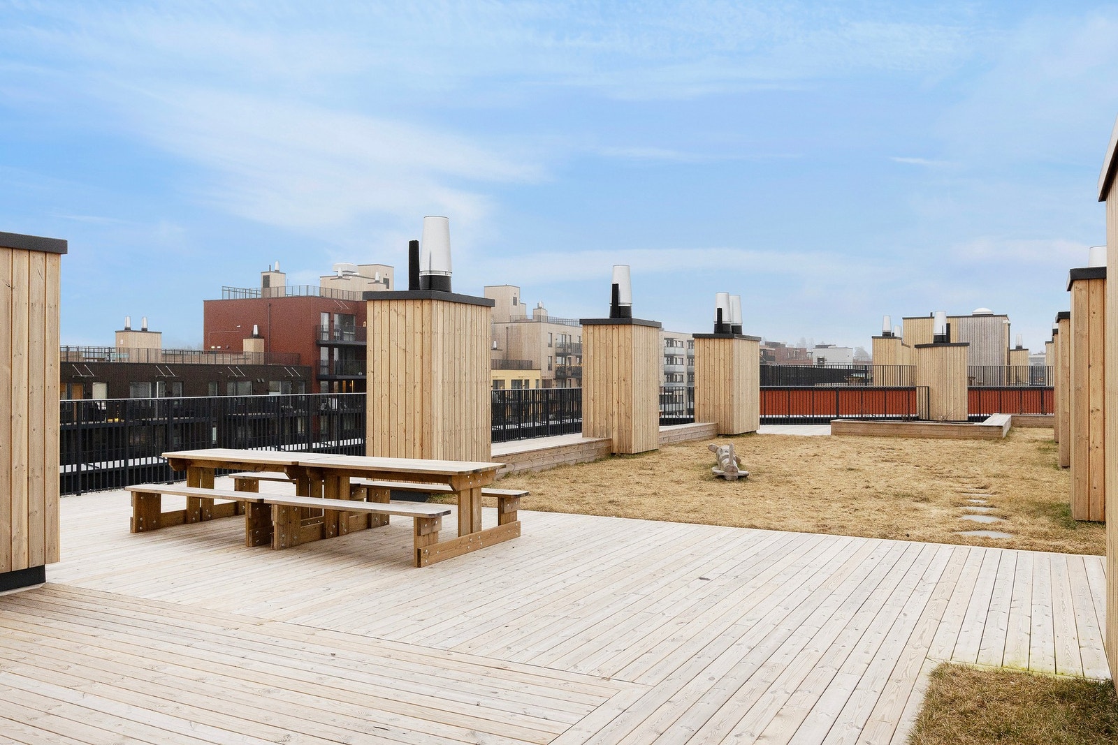 Beboerne i borettslaget har tilgang til en nydelig felles takterrasse med flere sittegrupper. Galleribilde