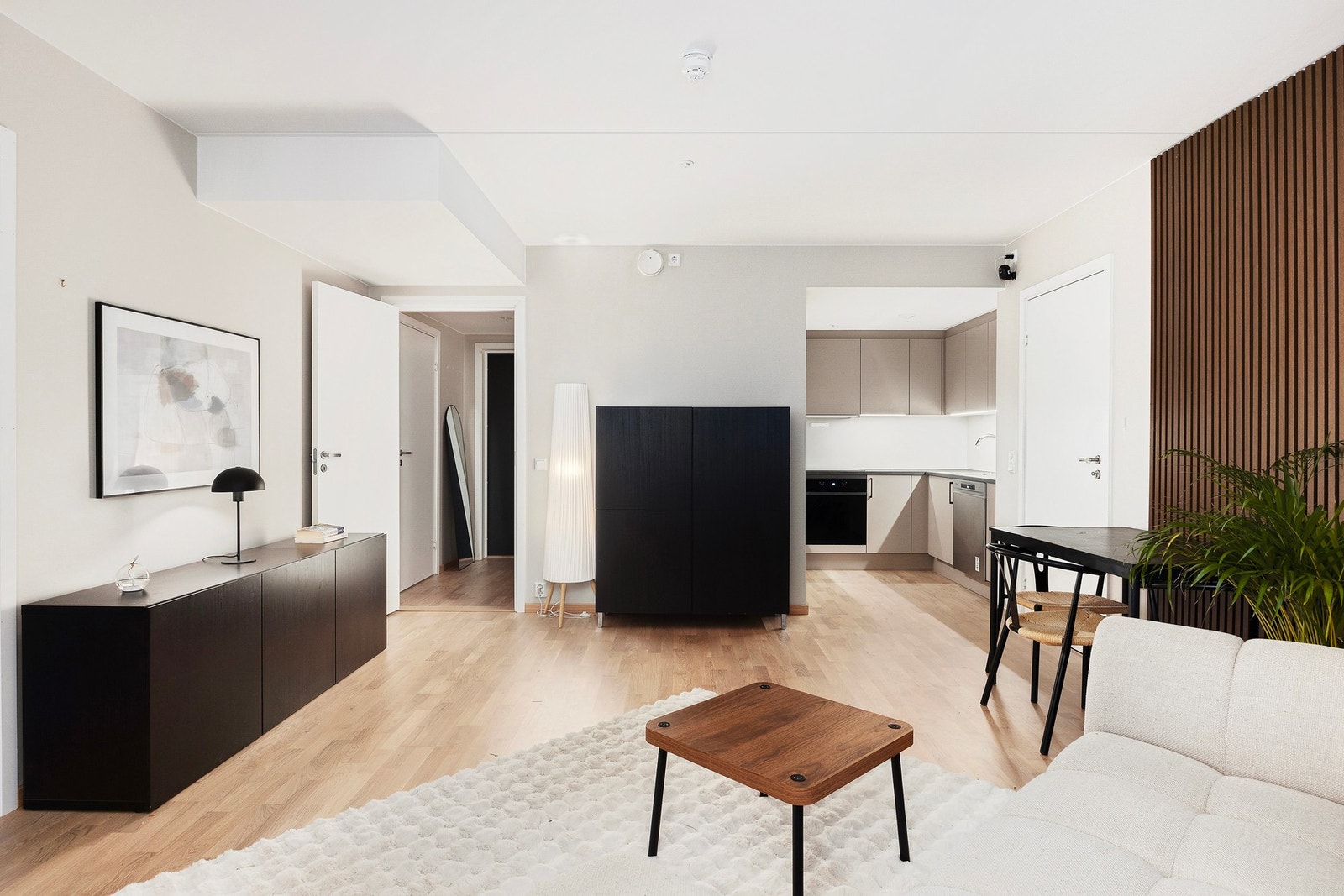 Stuen har gode innredningsmuligheter med sofa, tv-krok og tilhørende møblement. Galleribilde