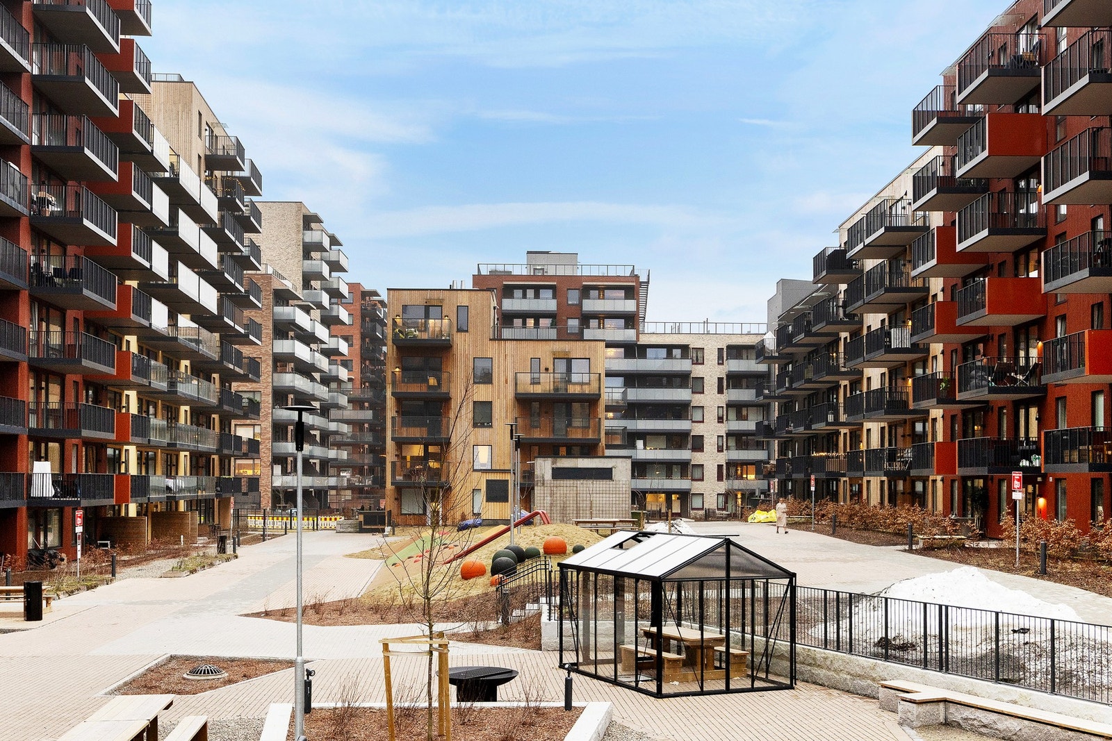 Borettslaget har en pent opparbeidet bakgård med sittegrupper, lekestativ og plen. Galleribilde