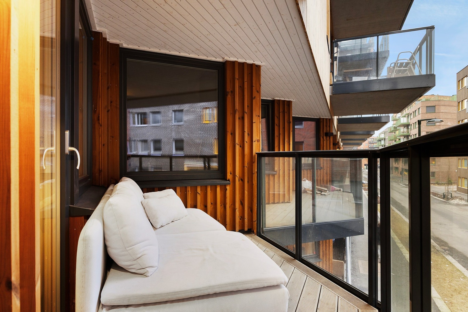 Fra stuen har du tilgang til en sydvestvendt balkong på 8,4m2 med gode solforhold. Galleribilde