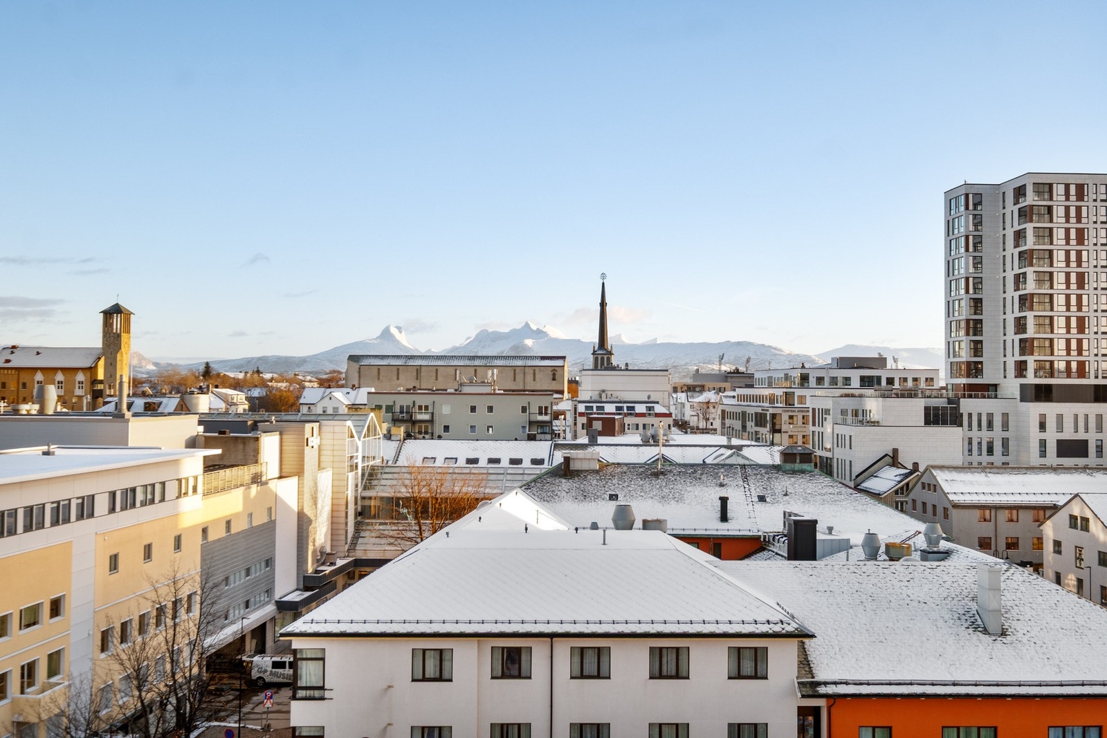Lekker utsikt mot sør over bykjernen og Børvasstindan. Galleribilde