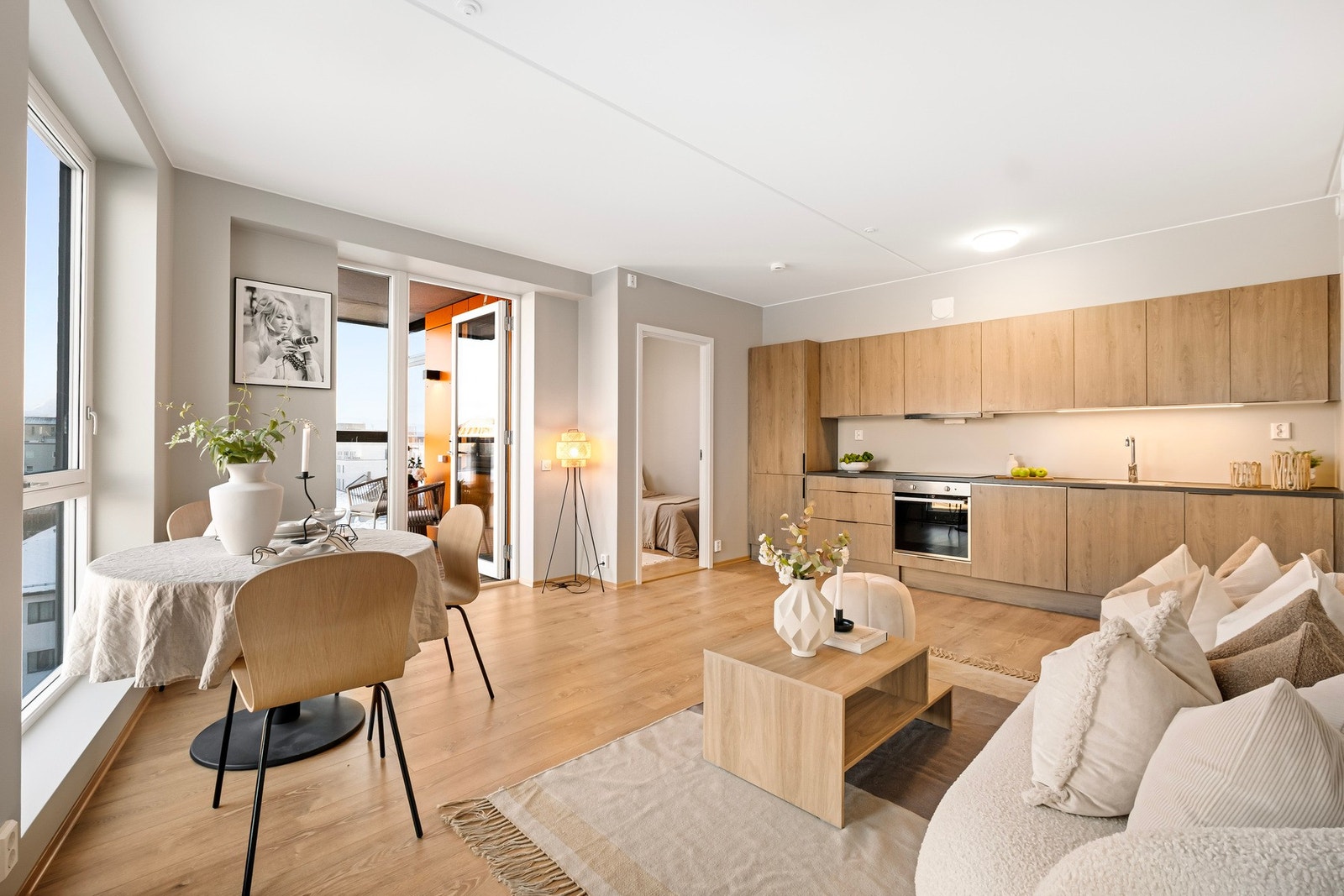 Leiligheten varmes opp med vannbåren varme og har balansert ventilasjon. Galleribilde