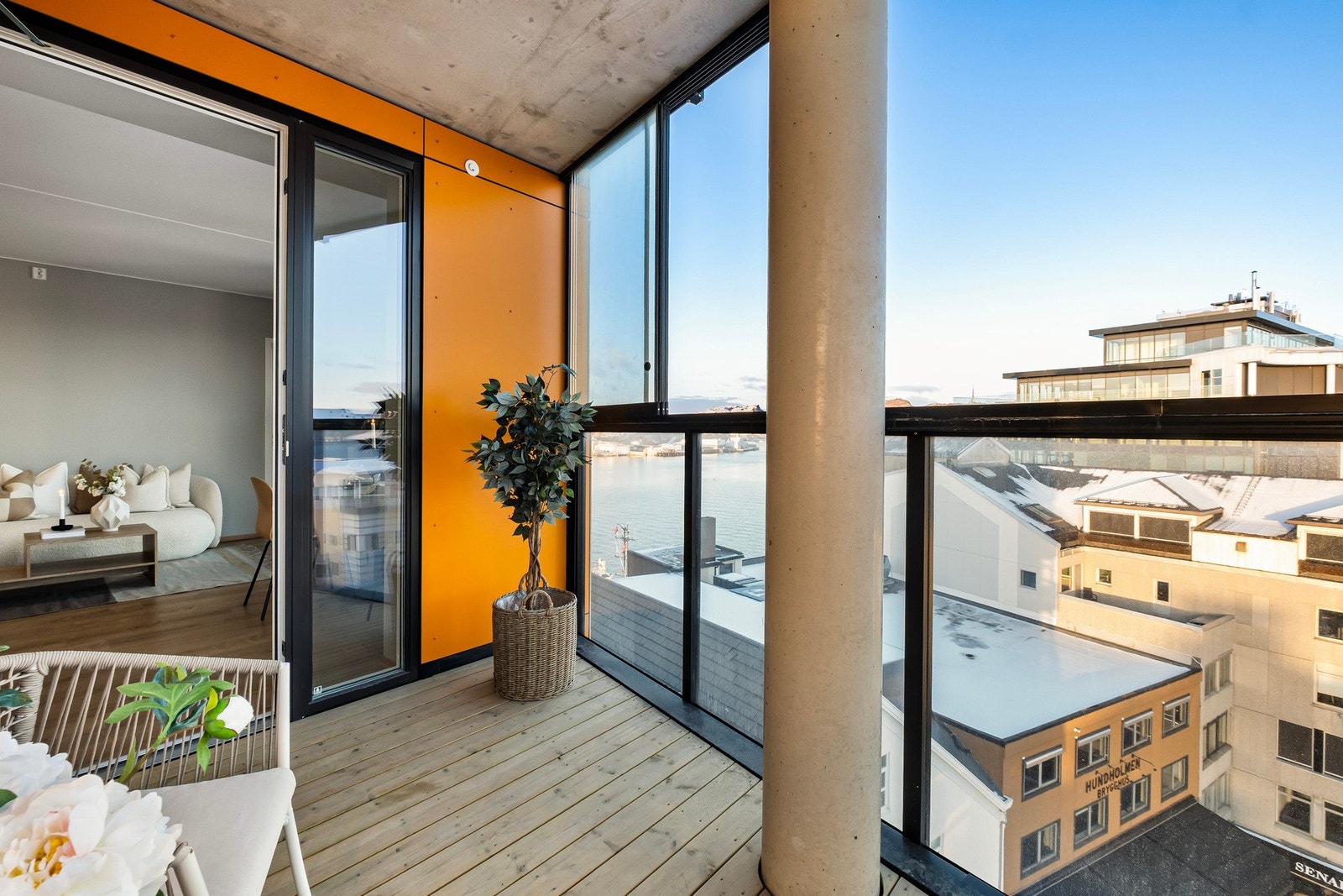 Innglasset balkong og balkong med gode sol- og utsiktsforhold. Galleribilde