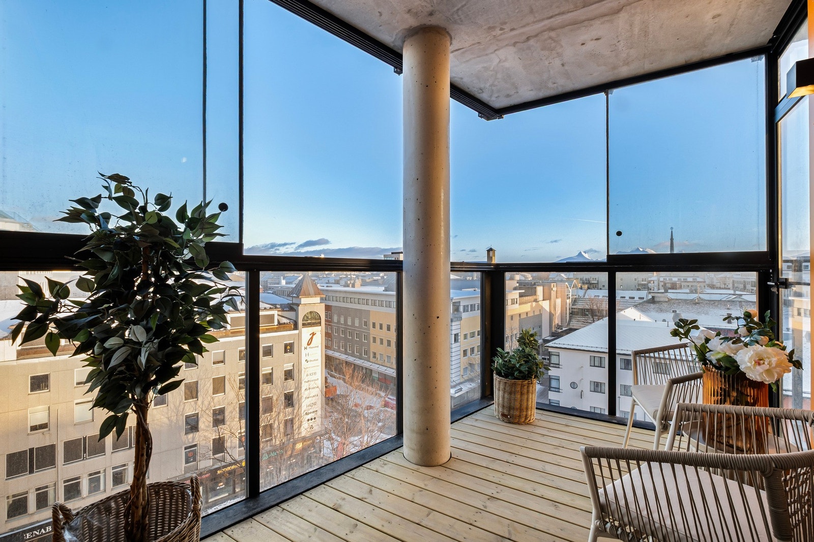 Innglasset balkong og balkong med gode sol- og utsiktsforhold. Galleribilde