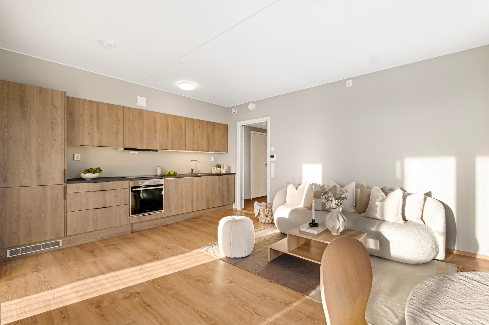 Lekkert kjøkken med integrerte hvitevarer. Galleribilde