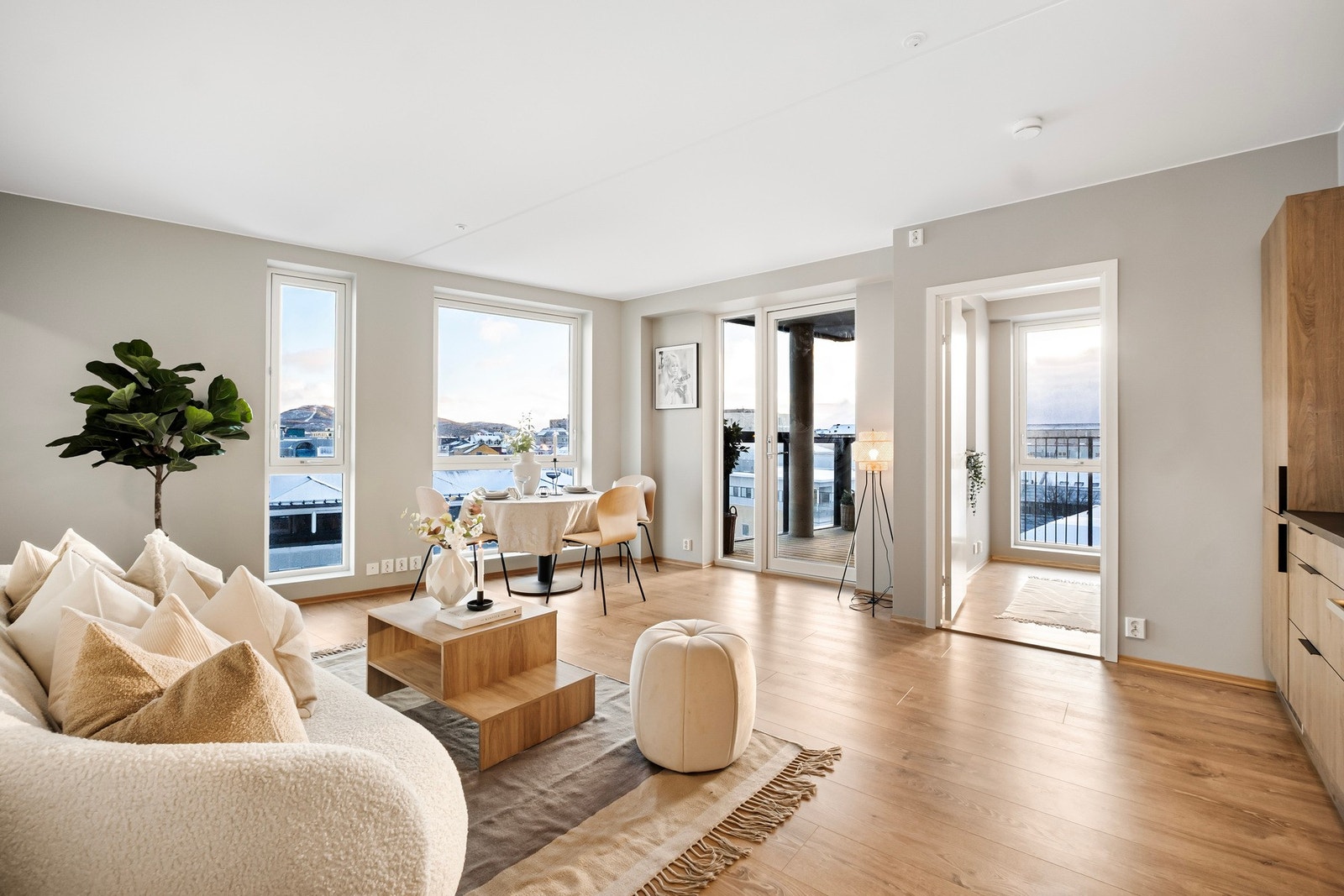 Velkommen til Tollbugata 11 B - Løvoldgården og denne 3-roms hjørneleiligheten. Galleribilde