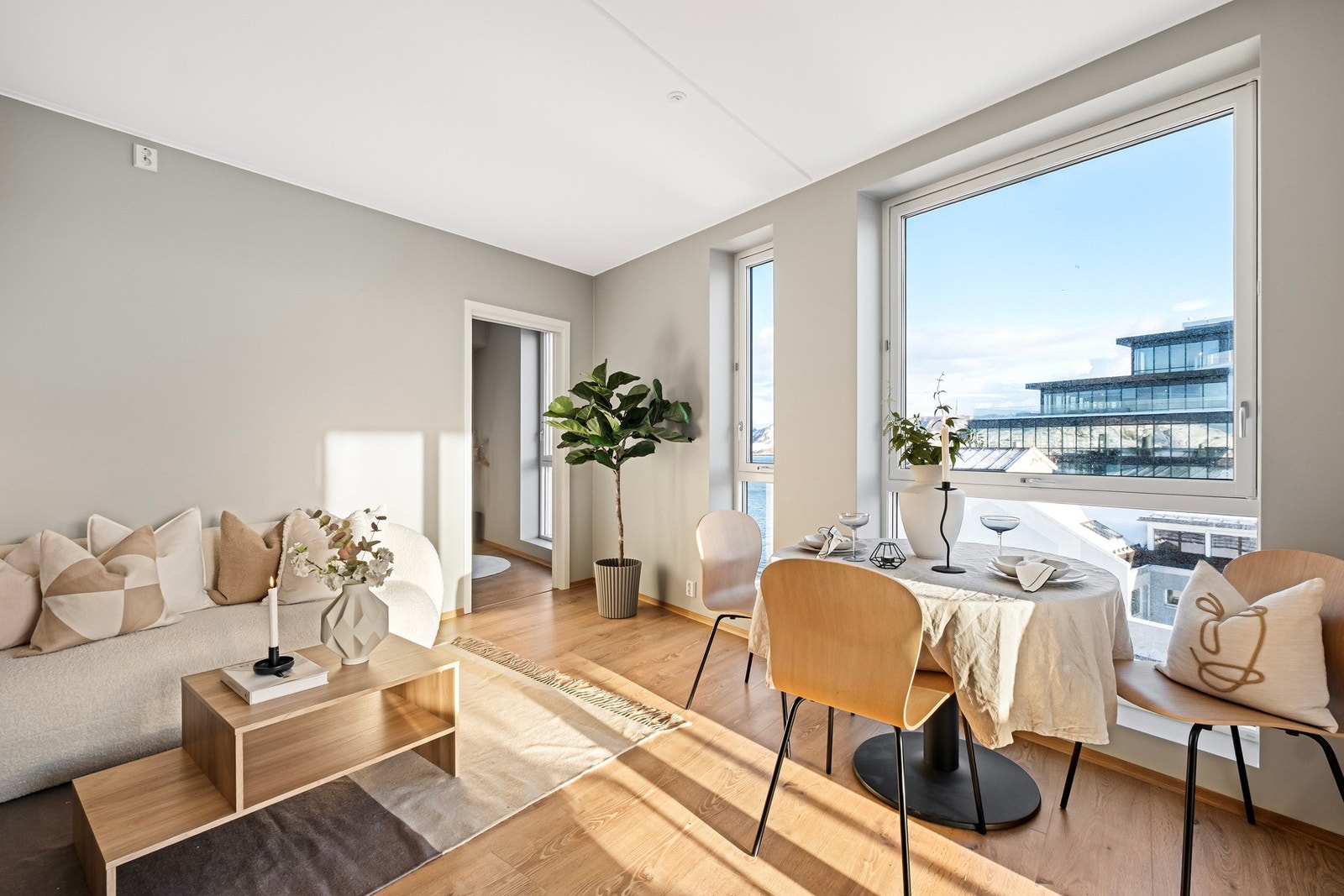 Fra stuen har man utsikt mot øst og havet. Galleribilde