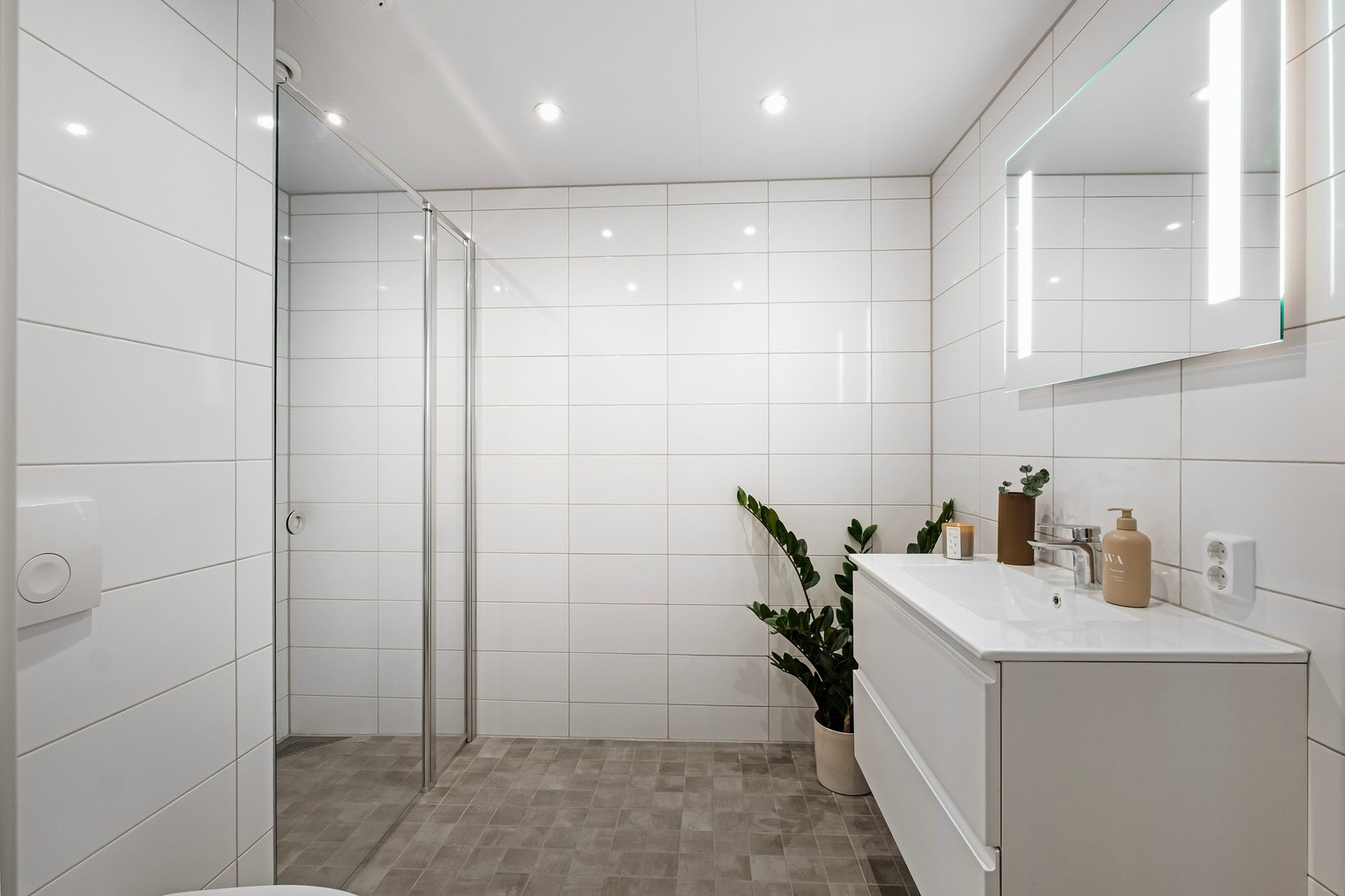 Stilrent og moderne bad med gulvvarme. Galleribilde