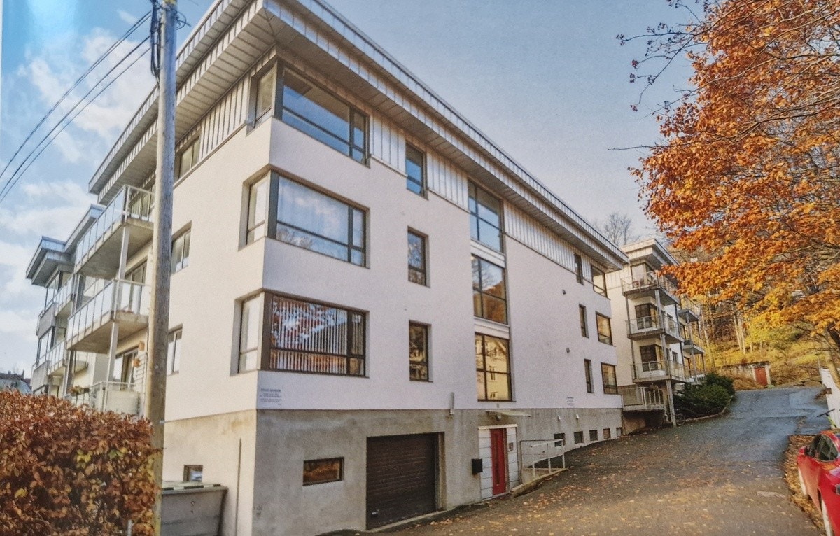 Hovedinngang til leilighetskompleks. Leiligheten er plassert i 1. etasje over bakkeplan. Galleribilde