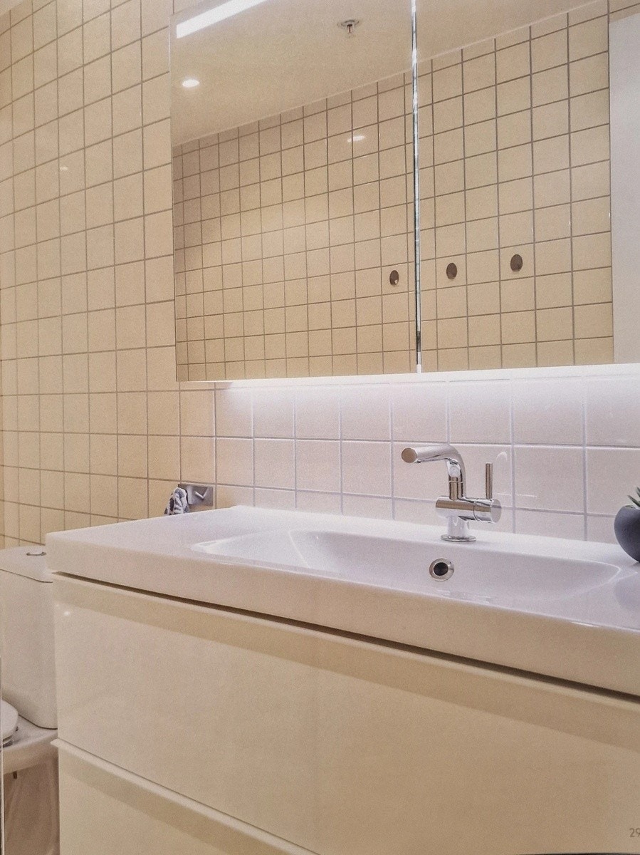 Baderommet med dobbeltsidig speil, skap og servant. Galleribilde